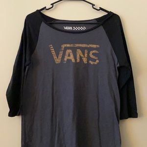 Baseball T-style Vans shirt gray and black. Gold-like vans logo